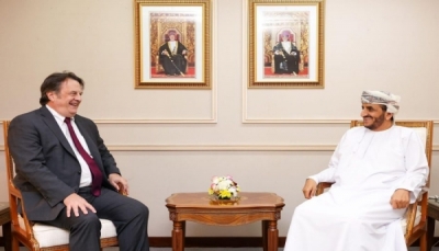 المنسق الأممي يناقش مع دبلوماسي عماني في "مسقط" نقل النفط من سفينة "صافر"