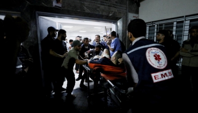 شاهد.. أطباء يجرون عملية جراحية على أضواء الهواتف لإنقاذ جريح بغزة