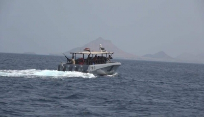 اليمن.. خفر السواحل ينقذ 26 مهاجرًا من أصل 75 غرق قاربهم قبالة المخا