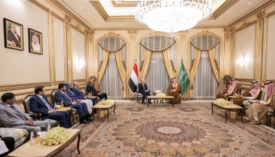 رئيس المجلس الرئاسي يبحث مع وزير الدفاع السعودي "خارطة الطريق" لإنهاء أزمة اليمن