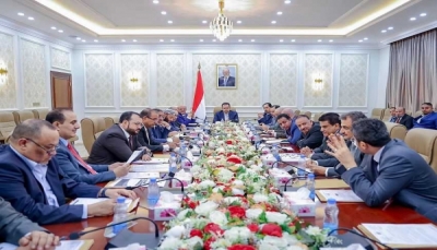 الحكومة اليمنية تدعو دول البحر الأحمر لمواجهة العبث الإيراني بالملاحة الدولية