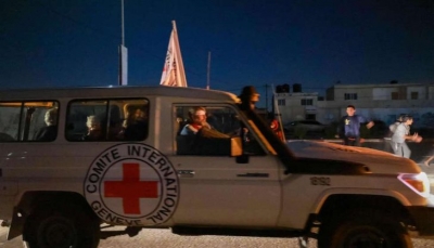 القسام تسلم 13 محتجزا إسرائيليا و7 أجانب للصليب الأحمر والاحتلال يقول: ملتزمون بتنفيذ اتفاق تبادل الأسرى