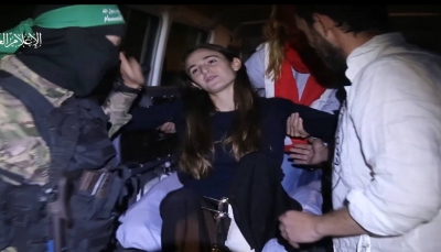 القسام تسلم الصليب الأحمر 14 أسيرا إسرائيليا و3 أجانب.. وقطر: نأمل تمديد الهدنة