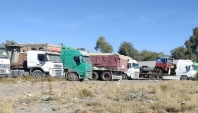 مليشيا الحوثي تمنع العشرات من سائقي شاحنات البضائع من العمل في موانئ الحديدة