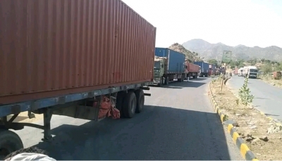 بعد إغلاق طريق صنعاء الحديدة.. مليشيا الحوثي تقطع خط الحديدة حجة أمام الشاحنات التجارية