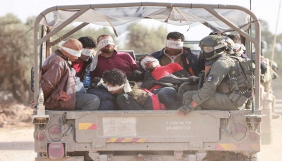 "غوانتانامو جديد".. هآرتس تكشف وفاة أسرى فلسطينيين بمعسكر اعتقال للاحتلال في النقب