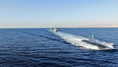 قوة متعددة الجنسيات في البحر الأحمر وشركات شحن تغير مسار سفنها لتجنب الهجمات