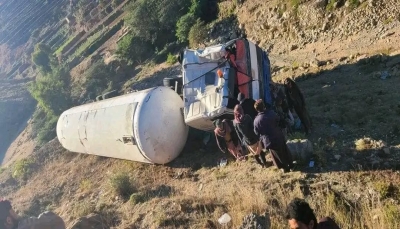 المحويت.. وفاة وإصابة شخصين في حادثة سقوط شاحنة في طريق استحدثها الحوثيون للناقلات