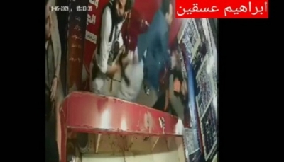 إب.. مسلحون حوثيون يعتدون بالضرب على صاحب محل تجاري عجز عن دفع اتاوات مالية