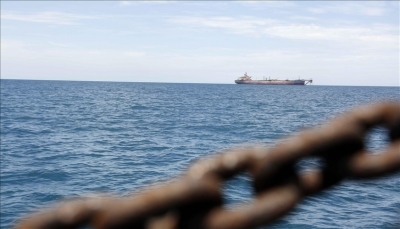 الحوثيون يعلنون استهداف "سفينة بريطانية" والبحرية الأمريكية تعترض صواريخ بالستية
