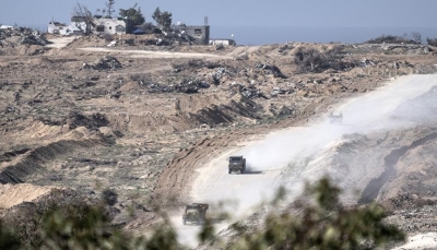 فيما يستمر القتال بمحاور التوغل.. انسحاب جديد لقوات الاحتلال من جنوب دير البلح وسط قطاع غزة