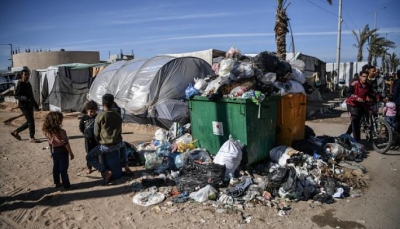 مخيمات في غزة بلا "مراحيض"... والنفايات تهدد بانتشار الأمراض