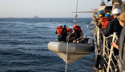 البحرية الأميركية تعلن وفاة جندييْن بخليج عدن كانا يبحثان عن شحنة أسلحة متجه للحوثيين