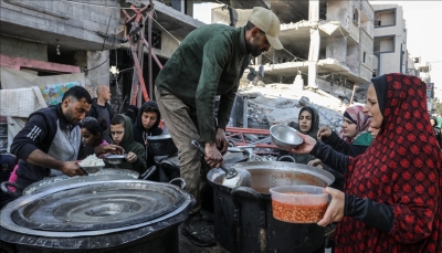 بمبادرة فردية.. وجبات "مجانية" تسد رمق النازحين جنوبي غزة