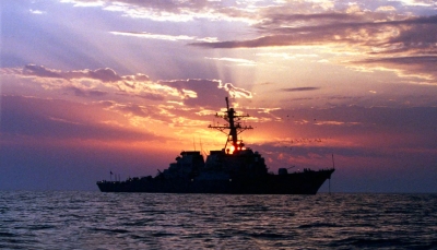 مسؤول أميركي: الحوثيون يطلقون صاروخا باليستيا باتجاه السفينة الأميركية "كول" في البحر الأحمر