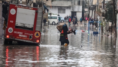 في مشهد مؤثر.. طفل بغزة يغرف مياه الأمطار بيديه من الأرض ليروي عطشة
