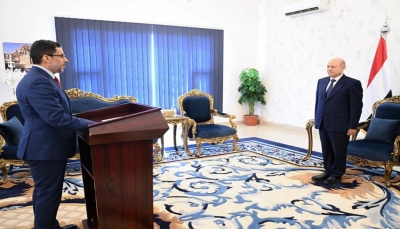 عدن.. رئيس الوزراء يؤدي اليمين الدستورية أمام رئيس مجلس القيادة الرئاسي
