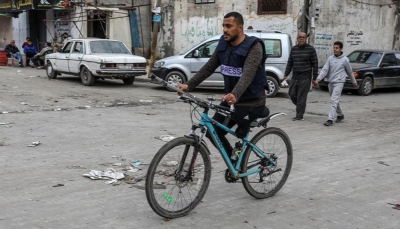 بساق واحدة وعلى دراجة هوائية.. فلسطيني يوثق جرائم إسرائيل بغزة