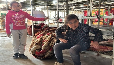 موقع بريطاني: من القصص المأساوية في غزة.. أطفال ينامون في أقفاص الدجاج