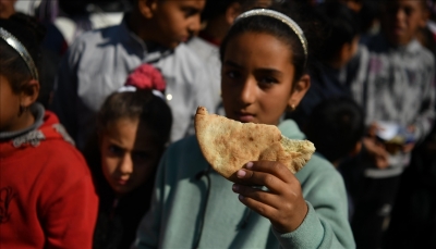 حلا أبو عميرة.. طفلة فلسطينية تبيع الطباشير للنازحين في مخيم جباليا لإعالة أسرتها
