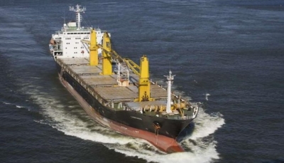 فاينشال تايمز: سفينة إيرانية غامضة متهمة بمساعدة الحوثيين في مهاجمة السفن