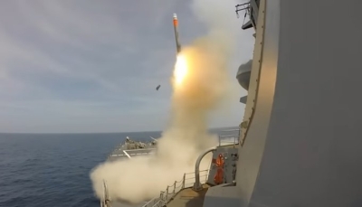 الحوثيون يعلنون تنفيذ 5 عمليات عسكرية استهدفت سفن في البحر الأحمر