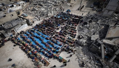 على أنقاض المساجد.. آلاف الفلسطينيين يؤدون صلاة الجمعة الأولى من رمضان شمالي غزة