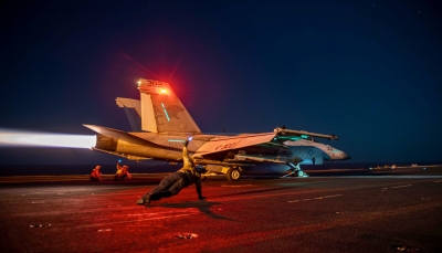الجيش الأمريكي يعلن تدمير 4 طائرات مسيرة و3 منشآت تخزين أسلحة للحوثيين