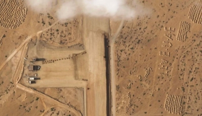 بجانبه عبارة "أحب الإمارات".. صور أقمار صناعية تكشف بناء مهبط طائرات على جزيرة يمنية