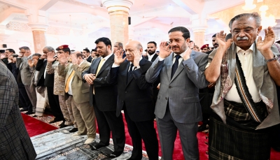 الرئيس رشاد العليمي يؤدي صلاة عيد الفطر مع عدد من قيادات الدولة بمدينة عدن