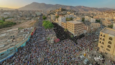 اليمن.. الآلاف يؤدون صلاة العيد في ساحة الحرية بتعز وينددون باستمرار العدوان الإسرائيلي على غزة