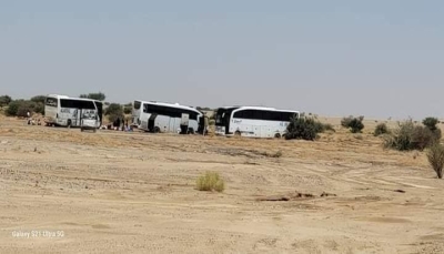 نتيجة سيول الأمطار.. حافلات نقل جماعية تعلق في الطرق البديلة بصحراء الجوف