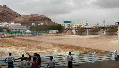 دعا للابتعاد عن مجاري السيول.. الأرصاد يتوقع أمطاراً رعدية متفاوتة الشدة في 18 محافظة يمنية