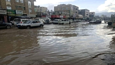 إب.. شوارع "القاعدة" تغرق بمياه الأمطار والصرف الصحي ومخاوف من كارثة بيئية