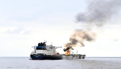 اندلاع حريق في سفينة نتيجة ضربة صاروخية قبالة سواحل اليمن