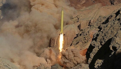 وكالة إيرانية: طهران زودت الحوثيين في اليمن بصاروخ باليستي يطلق من البحر