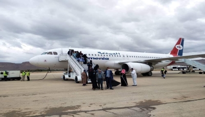 بعد بيعهم تذاكر الرحلة.. مليشيا الحوثي تمنع طائرة "اليمنية" من الإقلاع إلى عمّان