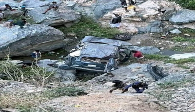 حجة.. مقتل وإصابة 15 شخصًا جراء انقلاب سيارة في مديرية "شرس"