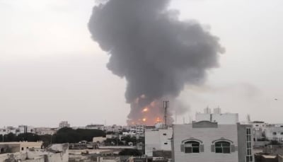 انفجار أحد خزانات النفط في ميناء الحديدة بعد ثلاثة أيام من قصف الاحتلال الإسرائيلي