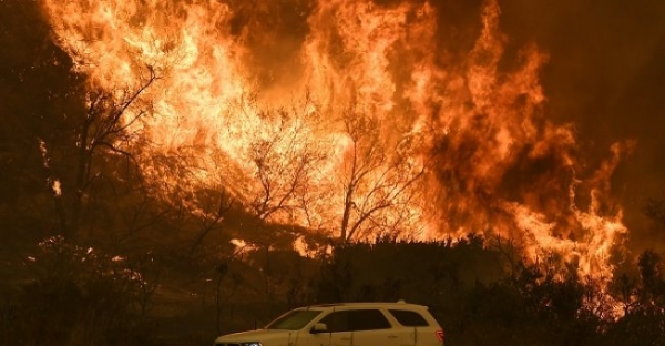 ثالث أكبر حريق في التأريخ رياح ساخنة تؤجج حرائق كاليفورنيا وتبقي 18 ألف مبنى في دائرة الخطر يمن شباب نت