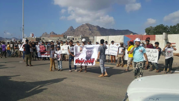 محتجون بعدن يطالبون بالقصاص من قتلة الشيخ "الراوي"
