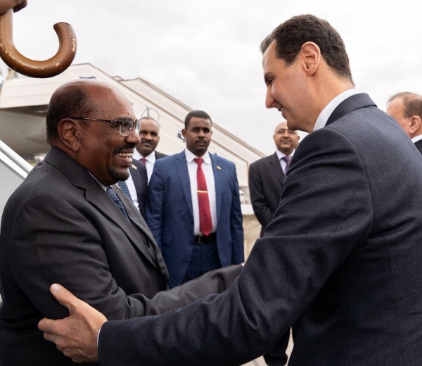 البشير يلتقي الأسد في أول زيارة لرئيس عربي إلى سوريا منذ 2011