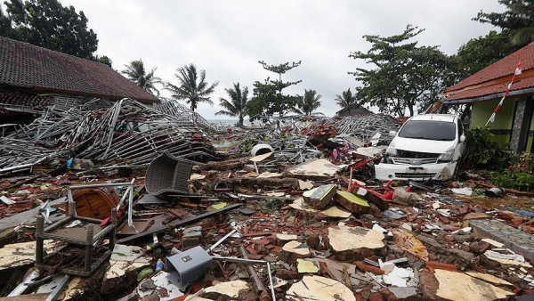 بعد يومين من مقتل 429 شخص.. تحذير من كارثة تسونامي جديدة في إندونيسيا