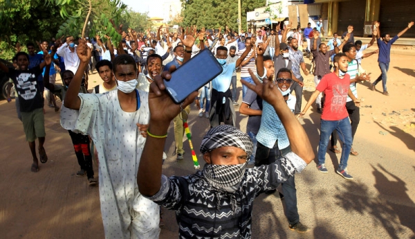 السودان: العشرات يشاركون في احتجاج قرب الخرطوم عقب صلاة الجمعة