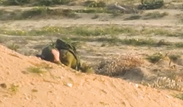 شاهد بالفيديو.. رصاصة قناص تباغت ضابطا إسرائيليا في رأسه