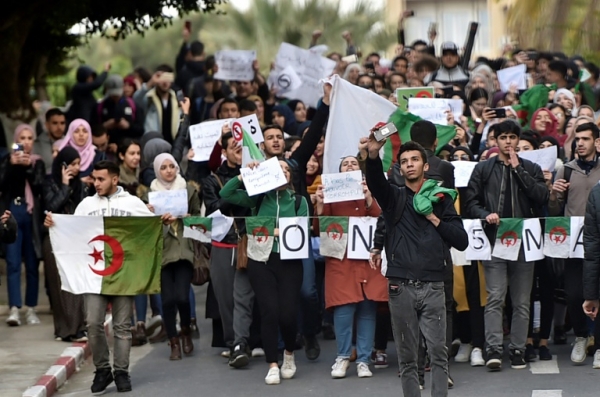 الرئيس الجزائري يقدم طلبا رسميا للترشح لولاية جديدة وطلاب يتظاهرون ضد ترشحه