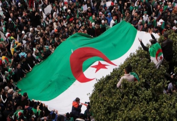 مسؤول سابق للحزب الحاكم بالجزائر: الدولة العميقة تريد ركوب موجة الحراك