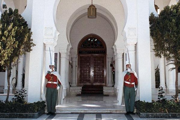 الرئيس الجزائري بوتفليقة يعلن عن حكومة جديدة ويحتفظ بحقيبة وزارة الدفاع