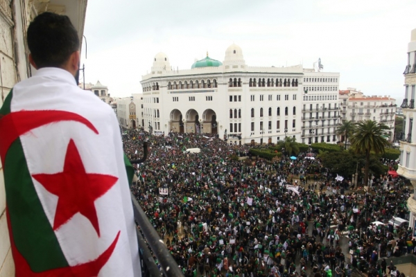 الجزائريون يصرون على مواصلة التظاهر لإسقاط "النظام" رغم استقالة بوتفليقة