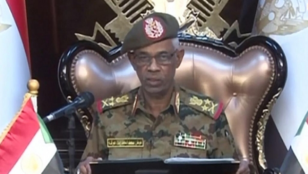 الجيش السوداني يعلن اعتقال عمر البشير وتولي السلطة